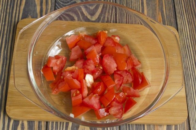Добавляем к обжаренным овощам и мясу очищенные помидоры