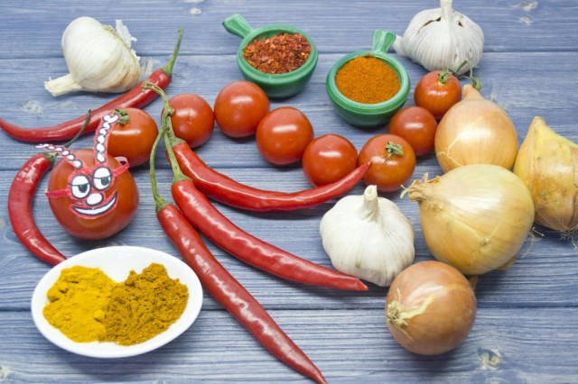 Ингредиенты для приготовления острого соуса с чили и помидорами черри