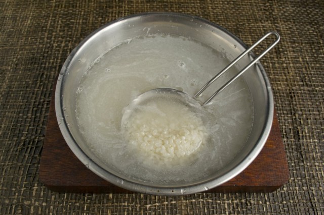 Отвариваем специальный рис для суши