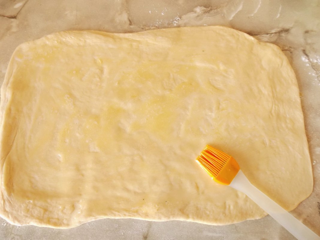 Положить тесто в масло. Тесто в масле. Тесто на сливочном масле. Слоеное тесто с маслом. Смазать тесто сливочным маслом.