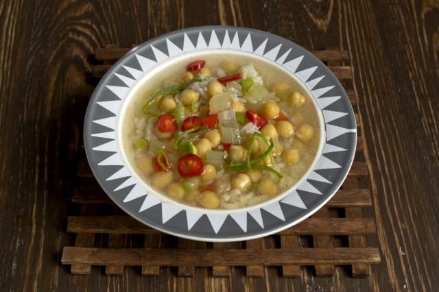Вегетарианский суп из нута с болгарским перцем, цуккини и рисом