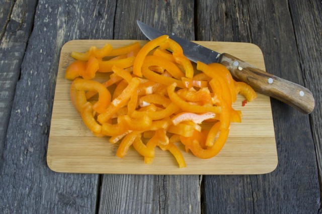 Добавляем нарезанный болгарский перец