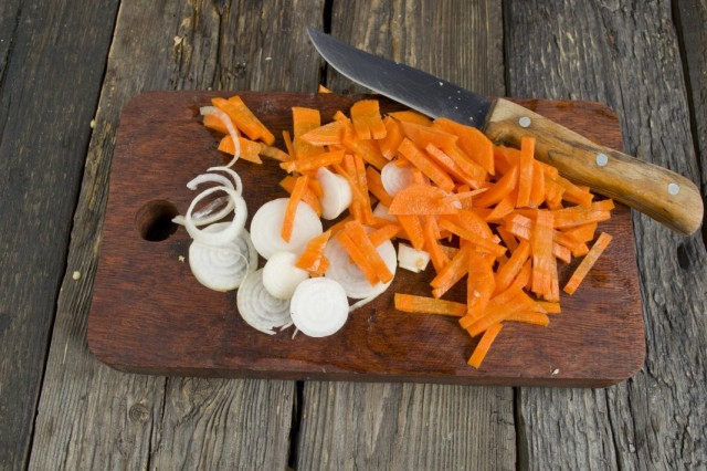 Нарезаем морковь и репчатый лук