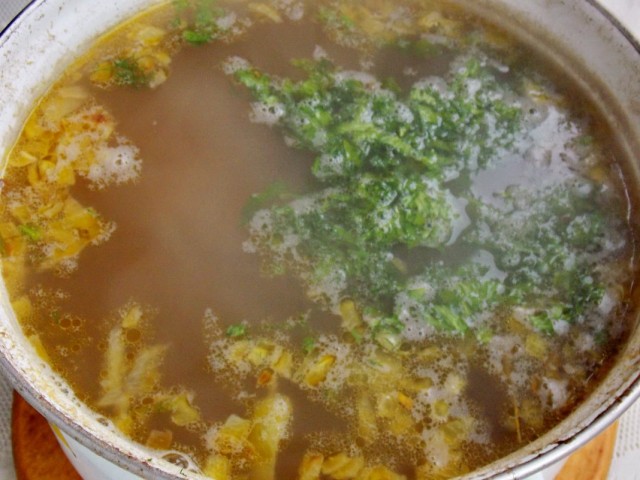 За пару минут до готовности добавляем в суп нарезанную зелень