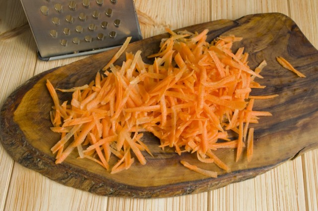 Обжариваем луком тёртую морковь