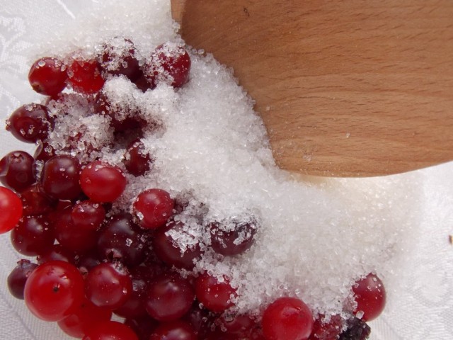 Перетираем ягоды клюквы с сахаром