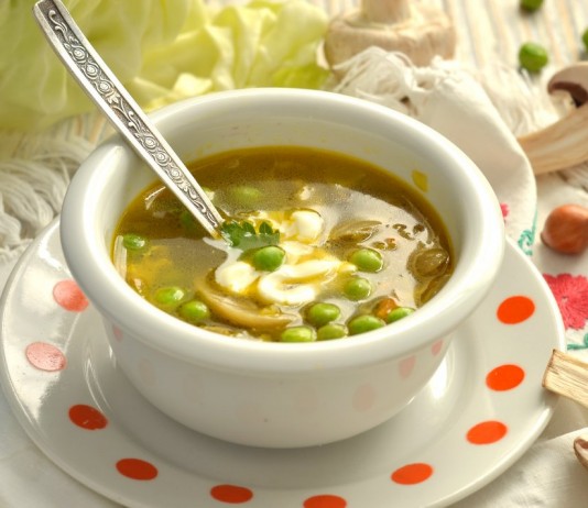 Куриный суп с зелёным горошком и грибами