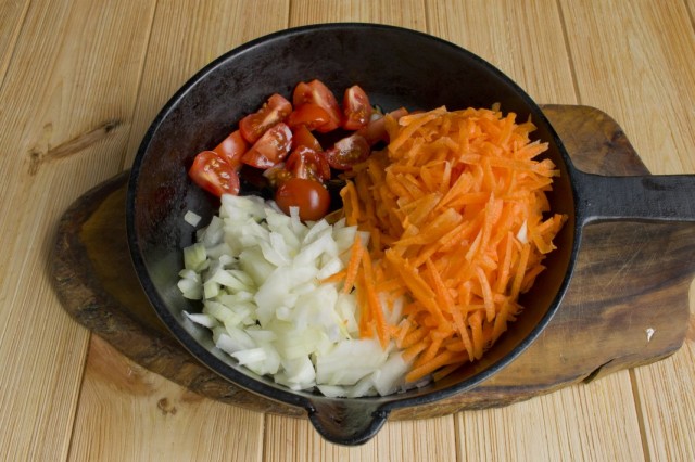 Тушим репчатый лук, морковь и помидоры