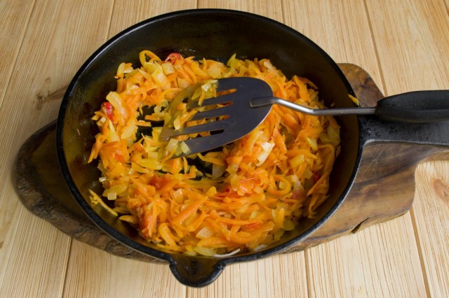 Когда овощи сварятся, добавляем тушеные с луком и морковью помидоры