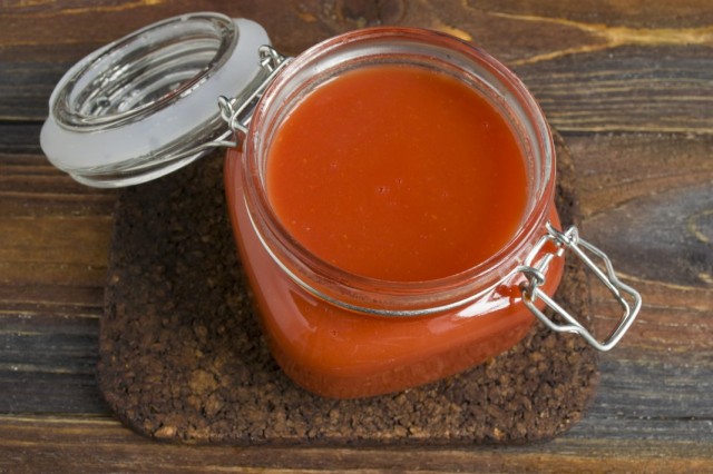 Разливаем горячий томатный сок по стерилизованным банкам и закрываем их