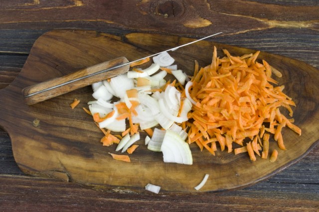 Режем и пассеруем репчатый лук и морковь