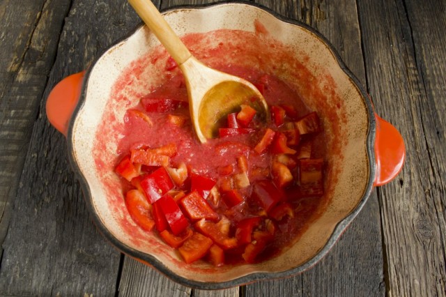 Тушим в томатной пасте красный болгарский перец