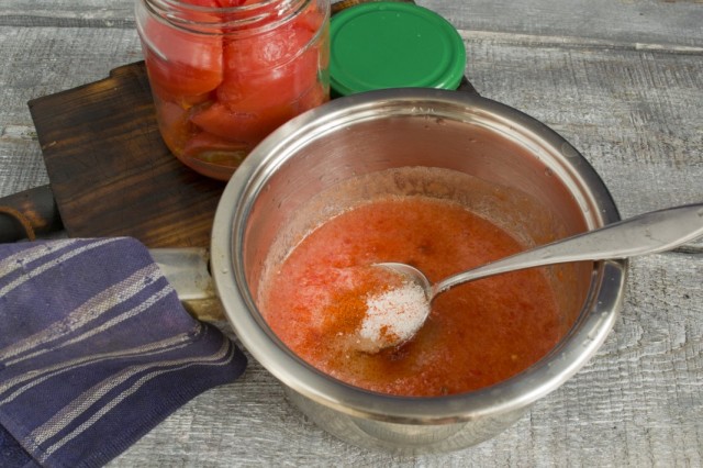 Доводим до кипения смесь томатной пасты, измельченных перцев и специй