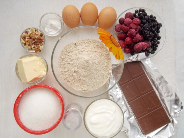 Ингредиенты для приготовления кекса из полбяной муки с вишней и черникой
