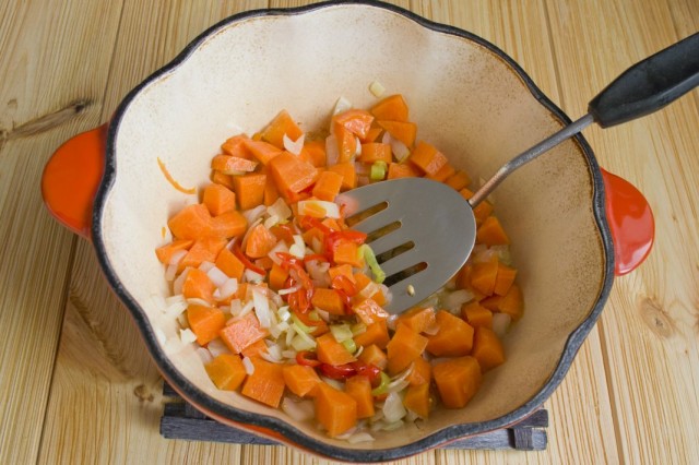 Добавляем в жаровню нарезанную морковь