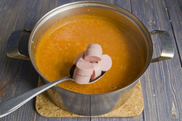 Отвариваем нарезанные сосиски в супе-пюре