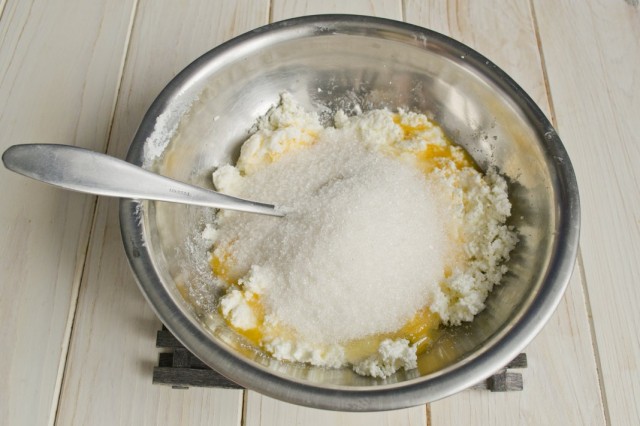 Добавляем сахарный песок и щепотку мелкой соли