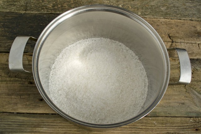 В кастрюлю насыпаем соль