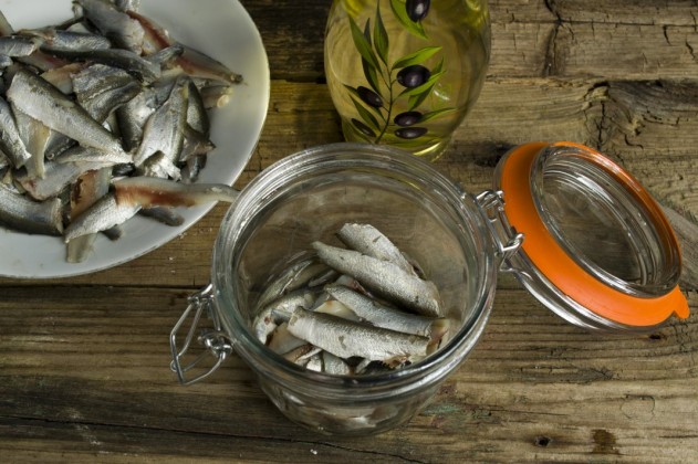 Домашняя килька. Рецепт вкусной кильки домашнего посола. Фото — Ботаничка