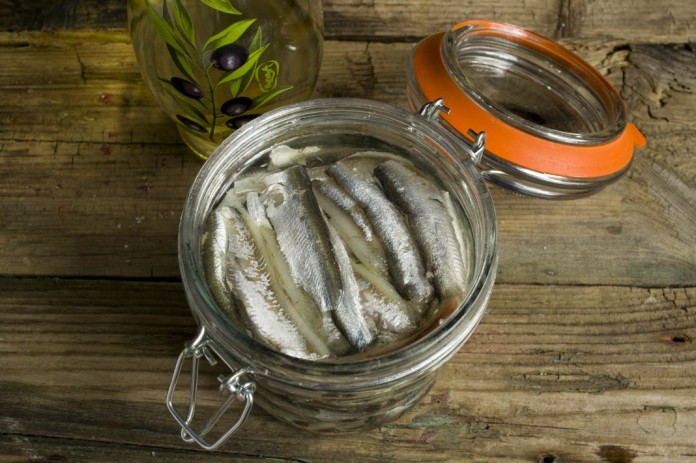 Домашняя килька. Рецепт вкусной кильки домашнего посола. Фото — Ботаничка