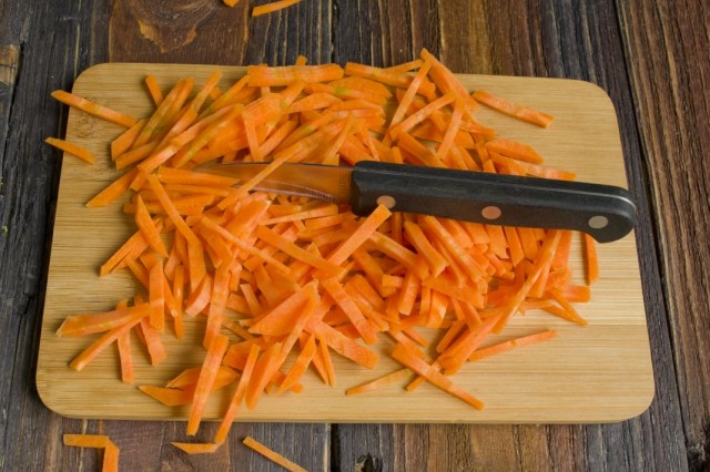 Добавляем тонко нарезанную морковь