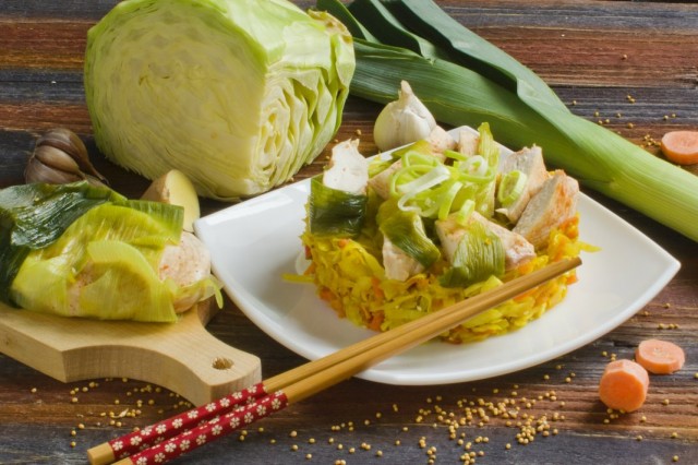 Куриное филе на пару с гарниром из тушёной капусты Куриное филе на пару с гарниром из тушёной капусты
