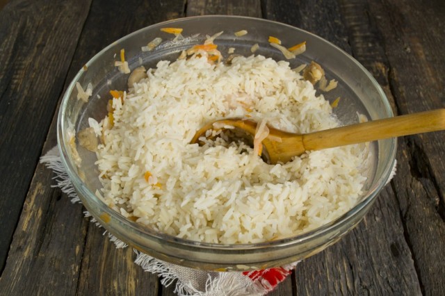 Добавляем холодный отваренный рис