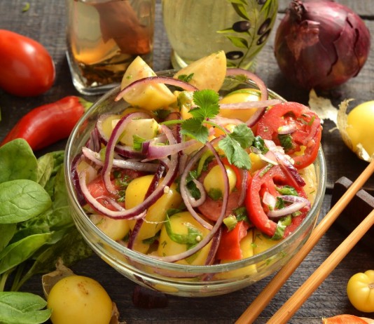 Овощной салат из физалиса с помидорами и шпинатом