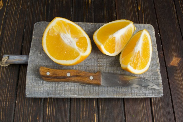 Очищаем и нарезаем апельсин