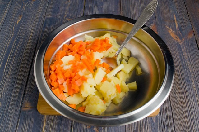 Нарезаем половину отваренной моркови и картофель