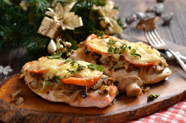 Отбивные из куриной грудки с сыром и помидорами