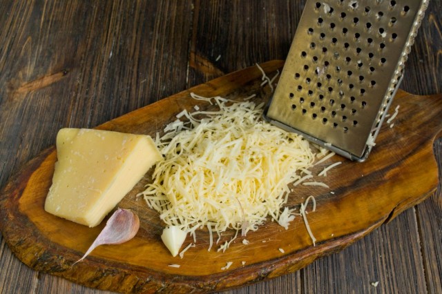 Смешиваем натёртый сыр и чеснок