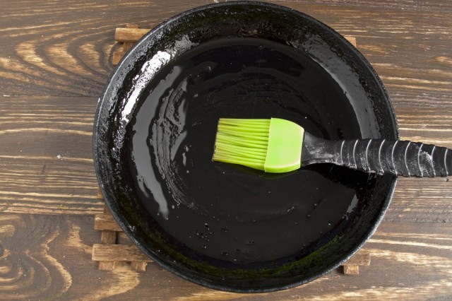 Смазываем сковороду растительным маслом