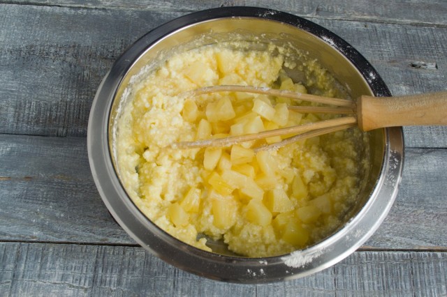 Перемешиваем ингредиенты венчиком, добавляем консервированные ананасы