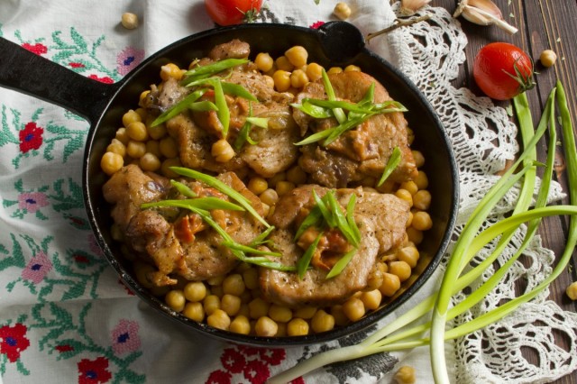 Вкусная свинина с нутом и луком в духовке Вкусная свинина с нутом и луком в духовке