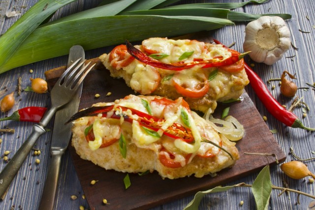 Вкусное куриное филе с сыром в духовке Вкусное куриное филе с сыром в духовке