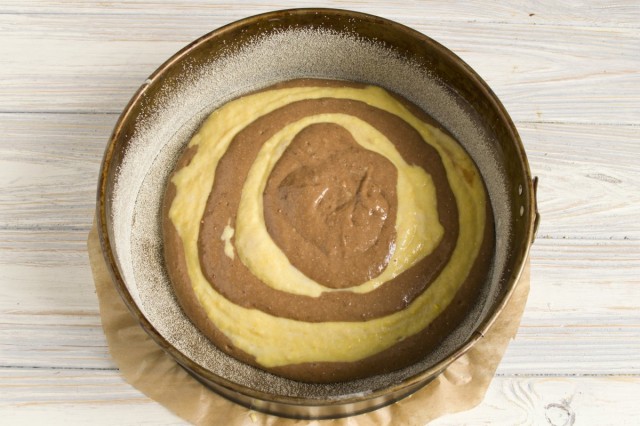 В центр коричневого теста наливаем светлое тесто, ждём пока оно немного растечётся и, снова, в центр круга наливаем тесто с какао. Повторяем процедуру
