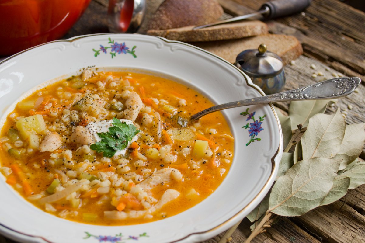 Рассольник с перловкой, свежими огурцами и курицей. Пошаговый рецепт с фото  — Ботаничка