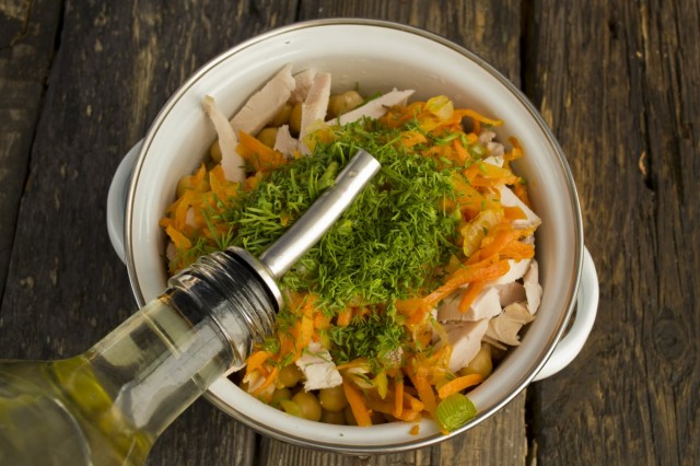 Заправляем салат из нута с копчёной курицей растительным маслом