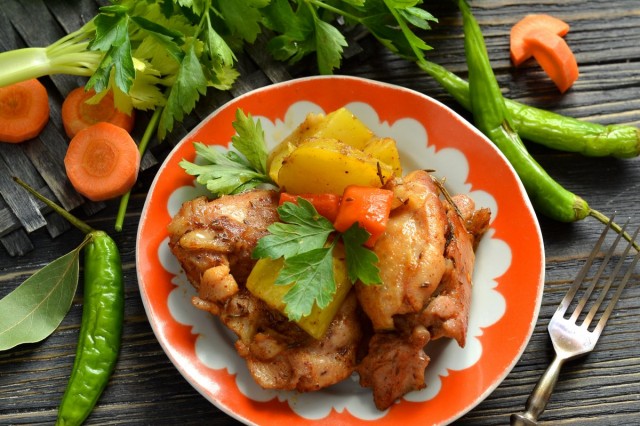 Запеченная в духовке курица с картошкой Запеченная в духовке курица с картошкой