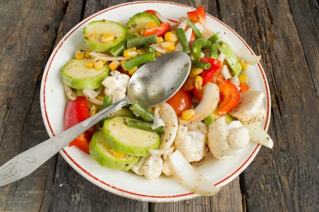 В миску с овощами добавляем стручковую фасоль, кукурузу, специи, соль и растительное масло