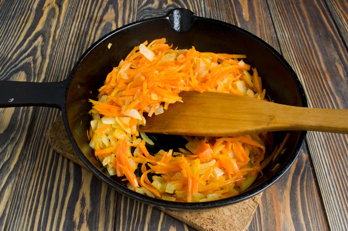 Лагман с сельдереем. Лагман морковку. Зажарка для лагмана. Как резать морковь на лагман. Суп-лапша с курицей без зажарки и моркови.