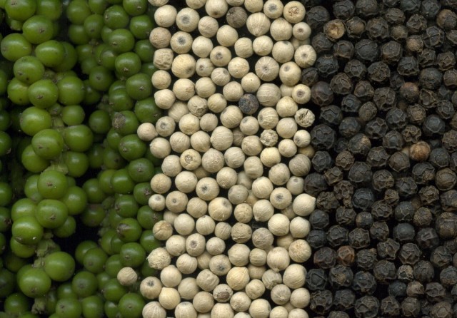 Перец чёрный: зелёный, высушенный без кожуры и высушенный с кожурой