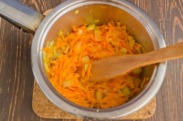 Добавляем морковь и сельдерей, пассеруем 15 минут