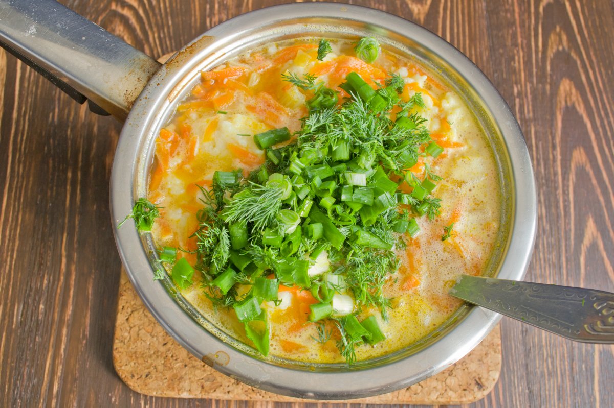 Укроп добавляют в суп. Суп с зеленью. Суп с укропом. Петрушка в супе. Куриный суп с зеленым луком.