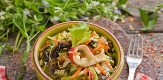 Крабовый салат с огурцом и грибами