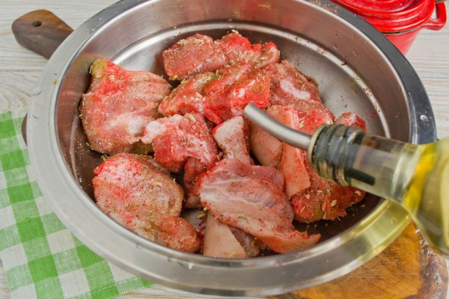 Поливаем свинину растительным мясом