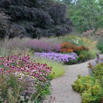 Флористический лабиринт - это 32 шикарных цветника, которые разделяют между собой узкие дорожки из газона и гравия