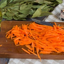 Режем морковь и тушим в сковородке