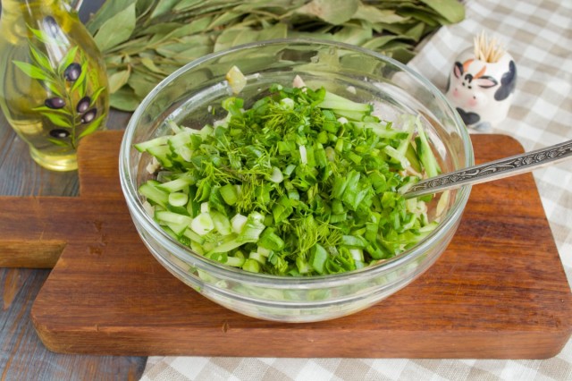Добавляем в салат зелень